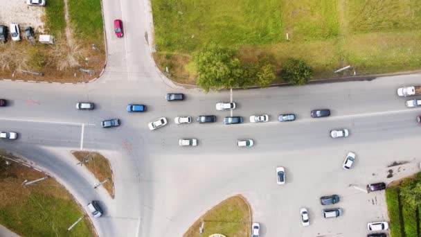 Vista aérea de una concurrida intersección suburbana con coches en movimiento. — Vídeos de Stock