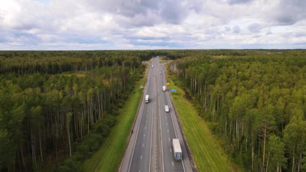 Letecký pohled na příměstskou asfaltovou silnici s nákladními automobily. — Stock video