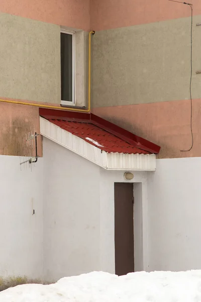 Binadan küçük bir acil çıkış kapısı.. 