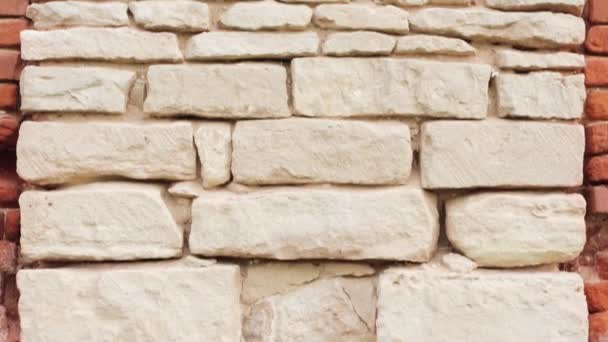 Il concetto di antica pietra bianca e mattoni rossi muratura. — Video Stock