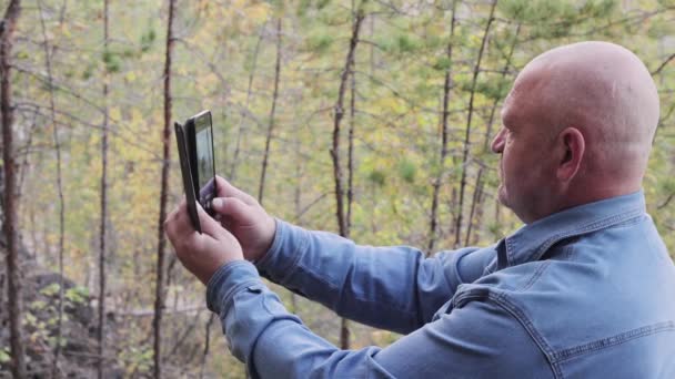 Un homme prend une photo rapprochée de lui-même comme souvenir. — Video