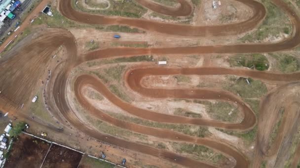 Flygfoto över den slingrande motocross spår från en fågel blick. — Stockvideo