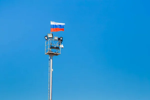 Світло-щогла з російським прапором, камера CCTV і прожектори. — стокове фото