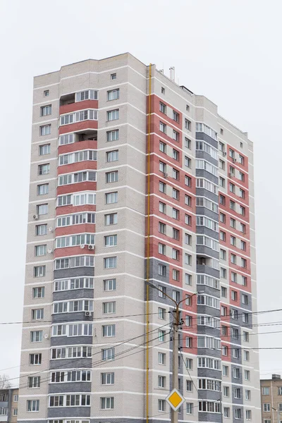 Gri ve kırmızı balkonları olan yüksek binalar.. 