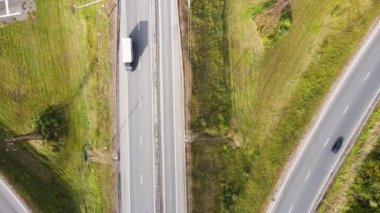 Yavaşça hareket eden arabalarla kenar mahalle kavşağının havadan görüntüsü.