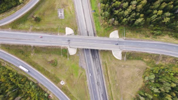 Volo su un incrocio suburbano con un piccolo numero di auto in movimento. — Video Stock