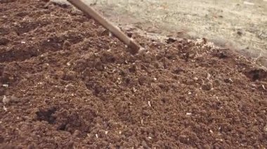 Metal çapa yakın plan dikim yatağında bile izler bırakır..