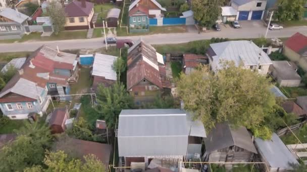 Küçük evleri ve arabalı bir yolu olan şehir caddesinin havadan görüntüsü.. — Stok video