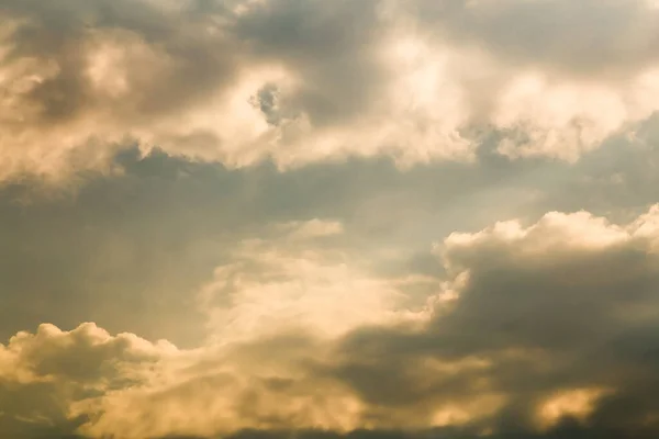 Altın bulutlu güzel bir akşam göğü.