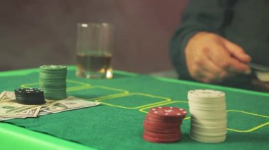 Riskli bir poker oyuncusunun yakın plan kartları..