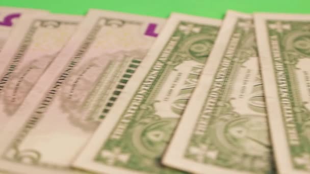 Großaufnahme auf einem grünen Spieltisch sind Dollarnoten. — Stockvideo
