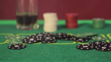 Riskli bir poker oyuncusunun eli iki jokerin yakın planda olduğunu gösteriyor.