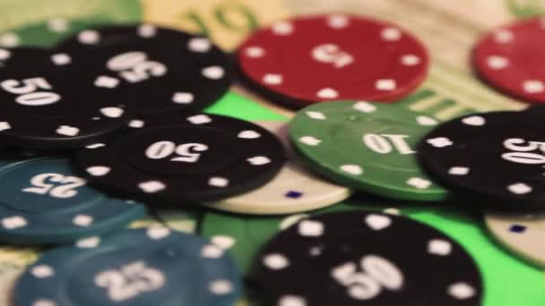 Närbild på spelbordet är casino marker på sedlar. — Stockvideo