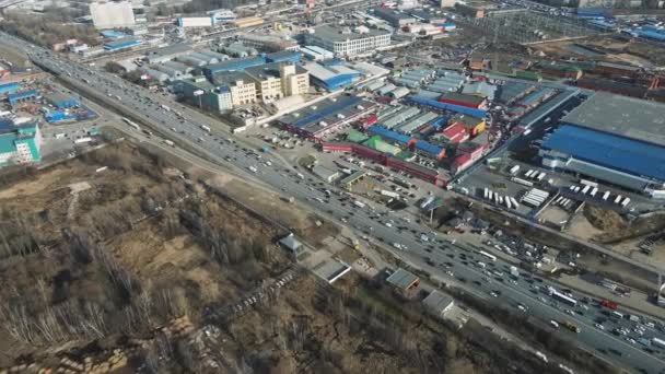 Autopista con tráfico directo de vehículos, vista desde el dron — Vídeos de Stock