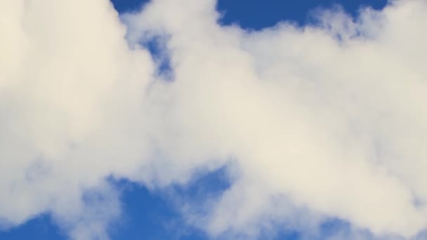 Nubes blancas y lentas contra el cielo azul como humo espeso de una chimenea — Vídeos de Stock