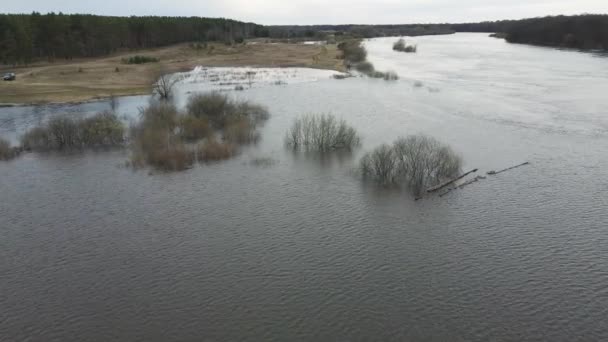Inundación de primavera, vista desde un quadcopter, el río retrocediendo en la distancia. — Vídeos de Stock