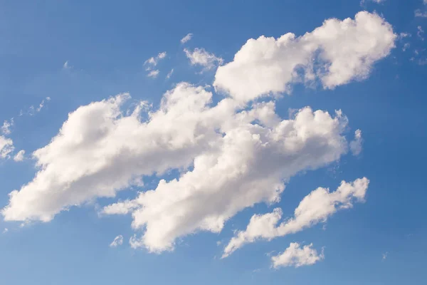 Güzel mavi gökyüzü ve ilginç beyaz bulut. 
