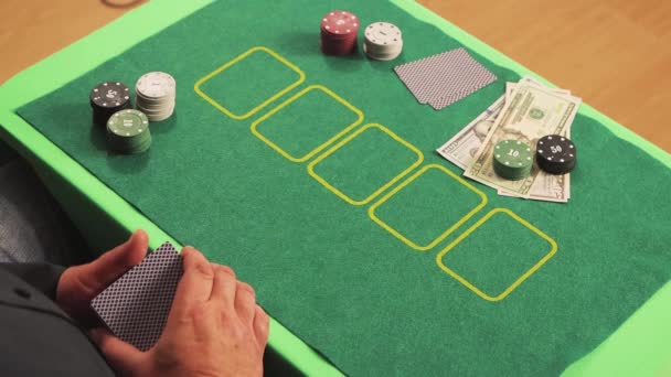 Nahaufnahme Hände eines riskanten Pokerspielers zeigen langsam ihre Karten. — Stockvideo