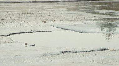 Asfalttaki çukurlar, yoğun yağmurdan sonra yol altyapısı zarar gördü.