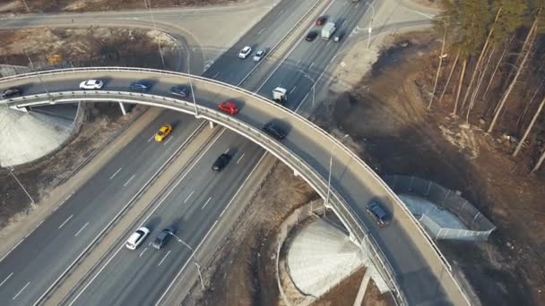 Birds-eye άποψη του κυκλικού κόμβου, επαρχιακός δρόμος με αυτοκίνητα. — Αρχείο Βίντεο