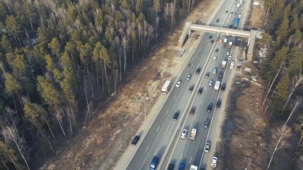 Uma visão de pássaros-olho de uma estrada rural, os carros vão em linha reta. — Vídeo de Stock