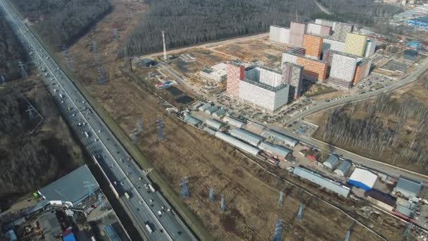 Widok z lotu ptaka na wiejską drogę, samochody jadą w różnych kierunkach. — Wideo stockowe