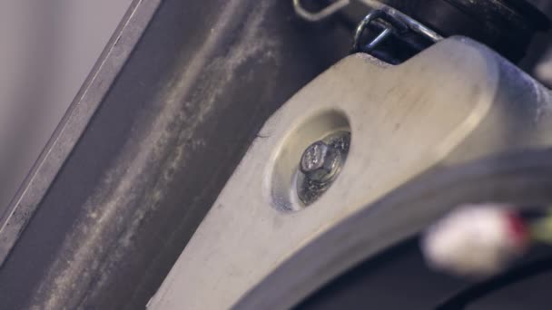 Detailní záběr klíče na zásuvku odšroubování matice. — Stock video
