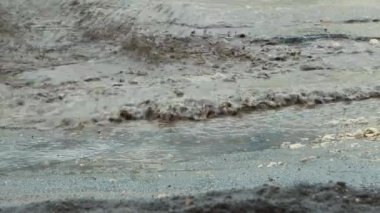 Büyük çukurlar, yol altyapısı yağmurdan sonra ağır hasar gördü..