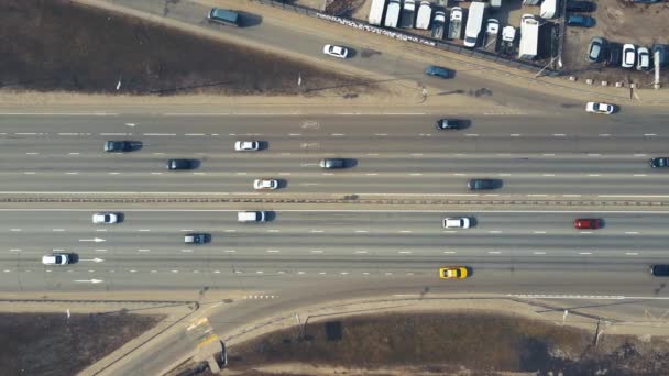 Droga, rondo z lotu ptaka. Panorama autostrady wieczorem o zachodzie słońca. — Wideo stockowe