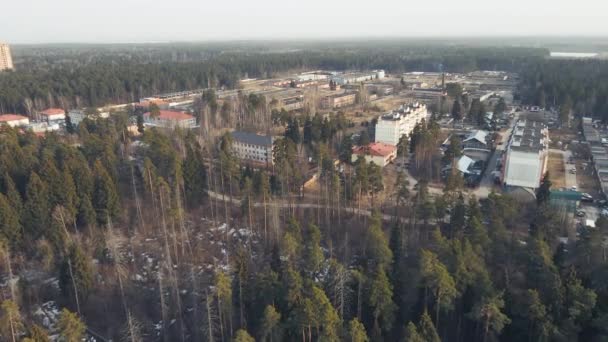 Una vista a volo d'uccello degli edifici residenziali nella foresta. — Video Stock