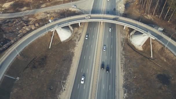 Вид на кругову дорогу птахами, автомобілі на заміській дорозі . — стокове відео