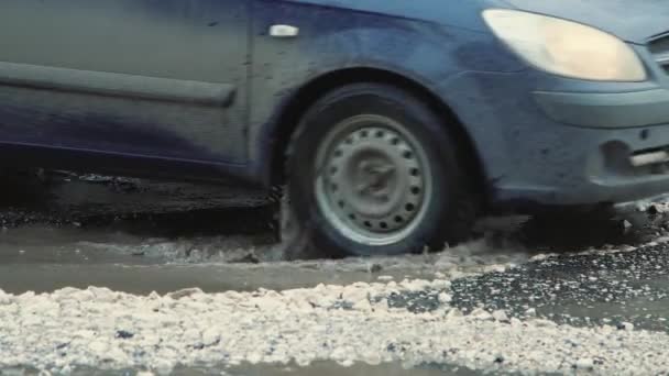 Gropar på asfalten, väginfrastruktur skadad efter kraftigt regn. — Stockvideo