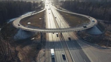 Döner kavşağın hava manzarası, çeşitli yolların hava geçişi.. 