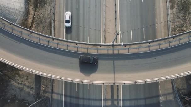 Vista aérea de la rotonda, la intersección de diferentes caminos. — Vídeos de Stock