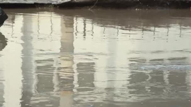 Agujeros en el asfalto, infraestructura vial dañada después de la lluvia — Vídeo de stock