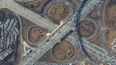 Yollar hava yoluyla kesişiyor, kavşağın hava manzarası. 