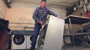 Usta sökülmüş striptiz makinesini hareket ettiriyor..