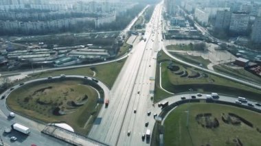 Büyük yol, dolambaçlı hava manzarası. Akşam üstü otoyol manzarası.
