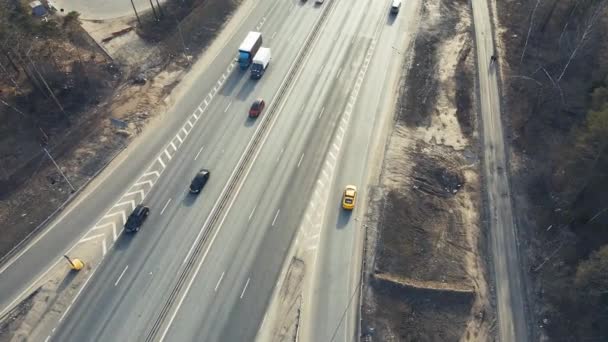 Widok z lotu ptaka na wiejską drogę, samochody jadą szybko. — Wideo stockowe