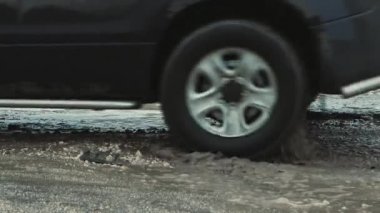 Asfalttaki büyük çukurlar, sağanak yağmurdan sonra yol altyapısı zarar gördü.