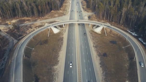 Fågelperspektiv i rondellen, landsväg. — Stockvideo