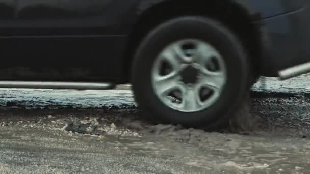 アスファルト上の大きなピット、大雨後に損傷した道路インフラ. — ストック動画