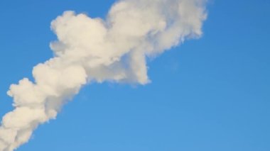 Duman, tüylü beyaz kümülüs bulutları gibi pürüzsüzce yükselir..