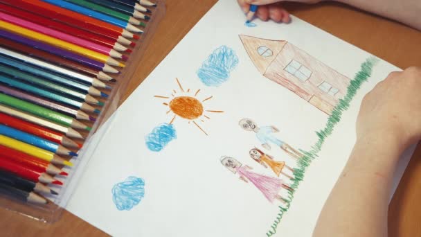 Детские руки рисуют голубое небо и счастливую семью крупным планом. — стоковое видео