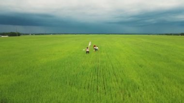 Mutlu bir aile yeşil alanda koşar.. 