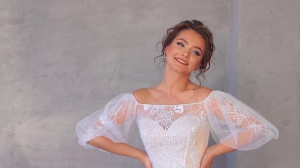 Ragazza modella in un abito bianco sorride e posa professionalmente per il fotografo — Video Stock