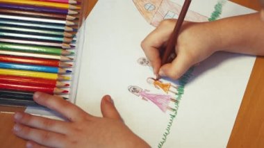 Çocuk elleri, anne, baba ve kızını kalem ile evin yakınına çekiyor..