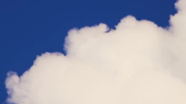 Dichte witte wolken tegen de blauwe lucht als snel bewegende rook uit een schoorsteen. — Stockvideo