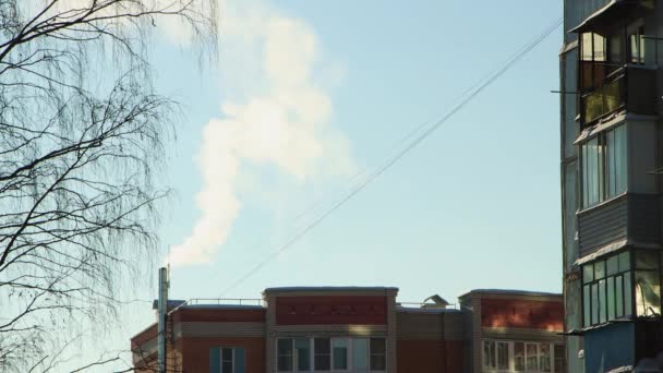 O céu azul e a fumaça da chaminé são como nuvens brancas. — Vídeo de Stock