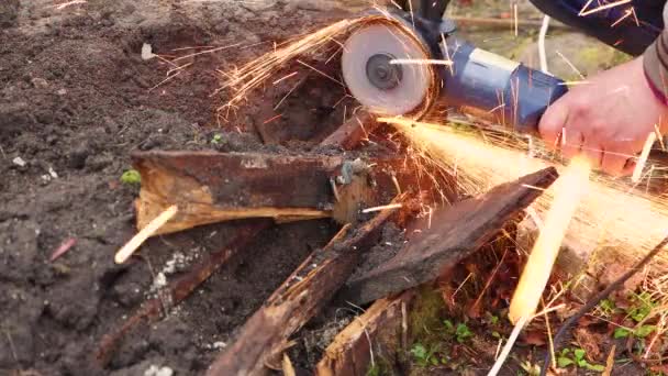 Manliga händer med en kvarn skär en rostig förstörd metall struktur — Stockvideo